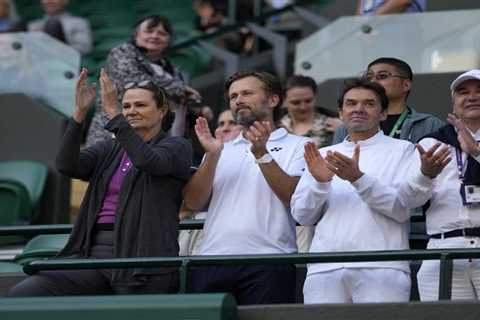 Just 5% of women's players at Wimbledon have a female coach. The tennis tour wants to change that